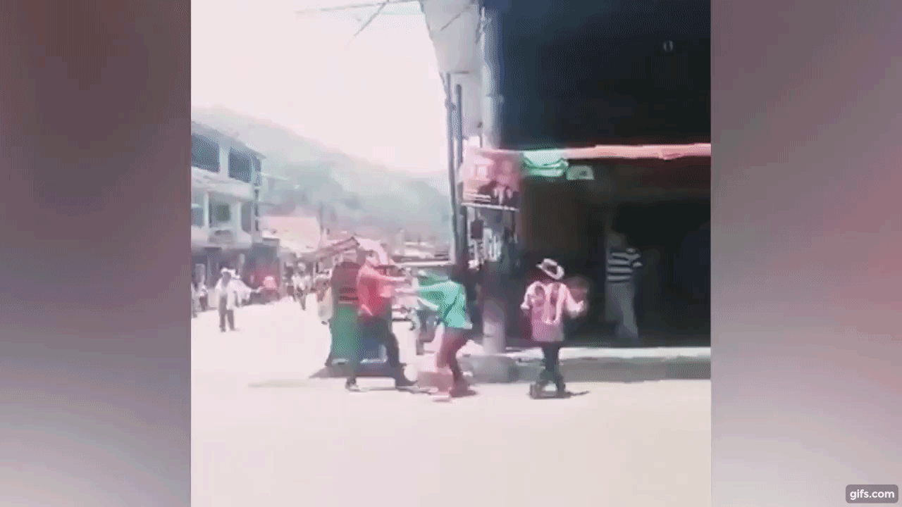 Video: Hai người đàn ông vác dao ẩu đả giữa phố khiến người qua đường sợ hãi tột độ, nguyên nhân khiến ai cũng lắc đầu ngao ngán - Ảnh 4.