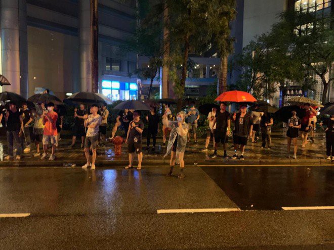 Cảnh sát lần đầu nổ súng cảnh cáo, phun vòi rồng trấn áp người biểu tình: Bạo lực trở lại đường phố Hồng Kông - Ảnh 8.