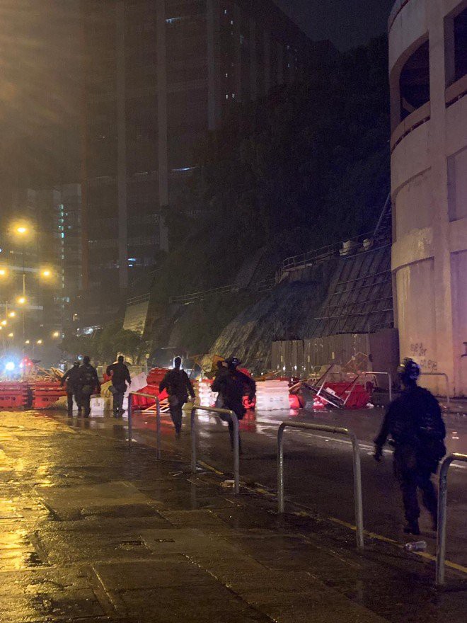 Cảnh sát lần đầu nổ súng cảnh cáo, phun vòi rồng trấn áp người biểu tình: Bạo lực trở lại đường phố Hồng Kông - Ảnh 9.