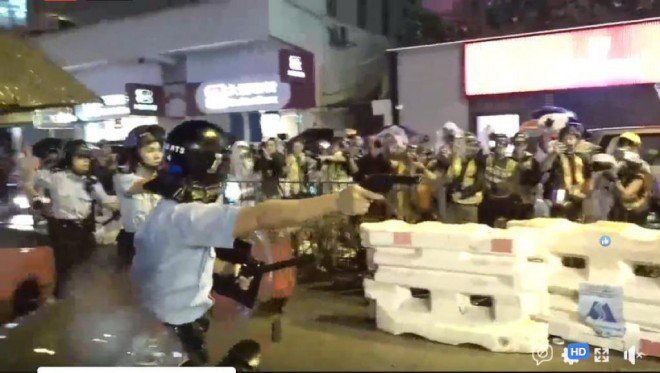 Cảnh sát lần đầu nổ súng cảnh cáo, phun vòi rồng trấn áp người biểu tình: Bạo lực trở lại đường phố Hồng Kông - Ảnh 6.