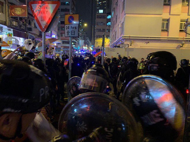 Cảnh sát lần đầu nổ súng cảnh cáo, phun vòi rồng trấn áp người biểu tình: Bạo lực trở lại đường phố Hồng Kông - Ảnh 12.
