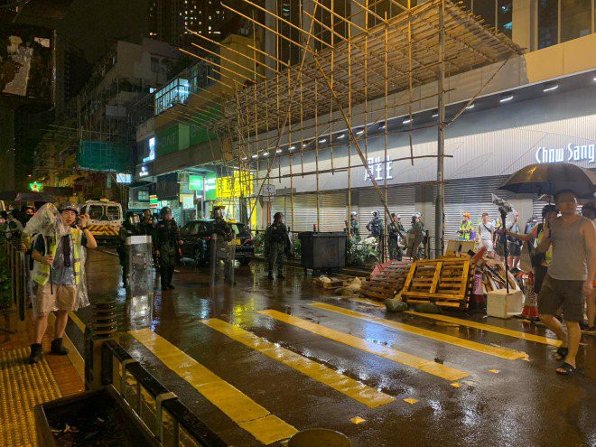 Cảnh sát lần đầu nổ súng cảnh cáo, phun vòi rồng trấn áp người biểu tình: Bạo lực trở lại đường phố Hồng Kông - Ảnh 5.