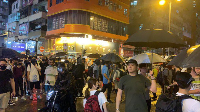 Cảnh sát lần đầu nổ súng cảnh cáo, phun vòi rồng trấn áp người biểu tình: Bạo lực trở lại đường phố Hồng Kông - Ảnh 2.