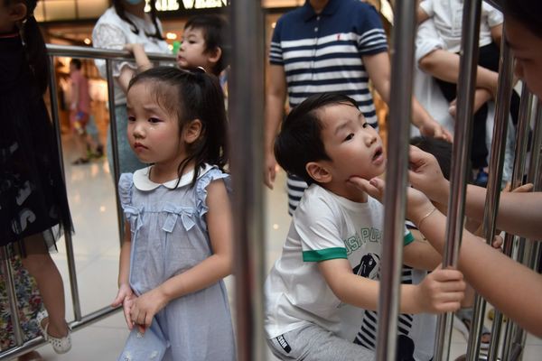 Nền công nghiệp người mẫu nhí tại Trung Quốc, nơi trẻ 4 tuổi phải làm việc 12 tiếng mỗi ngày - Ảnh 13.