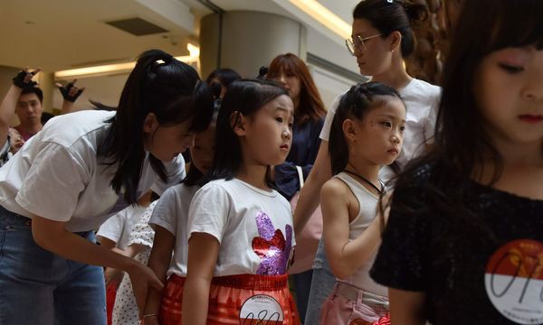 Nền công nghiệp người mẫu nhí tại Trung Quốc, nơi trẻ 4 tuổi phải làm việc 12 tiếng mỗi ngày - Ảnh 14.