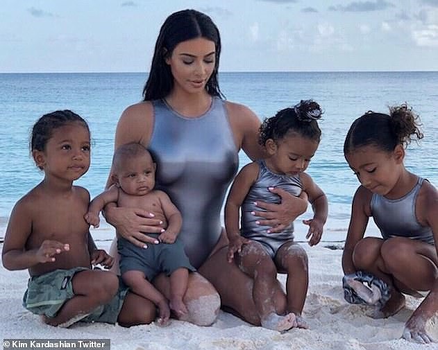 Kim Kardashian và hội chị em thiêu đốt ánh nhìn với bikini màu nude - Ảnh 4.