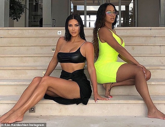 Kim Kardashian và hội chị em thiêu đốt ánh nhìn với bikini màu nude - Ảnh 5.