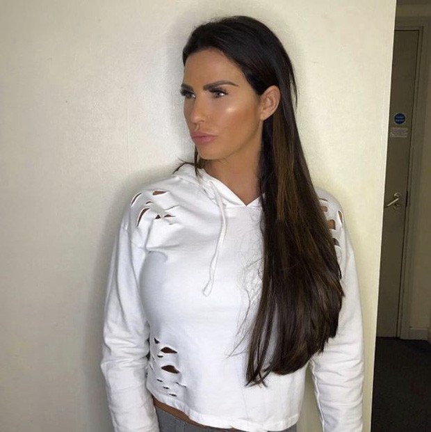 Thảm họa dao kéo hot nhất nước Anh Katie Price: Từng đẹp đến mức Ronaldo mê đắm, bỏ rơi mẹ già ung thư vì nghiện thẩm mỹ - Ảnh 6.