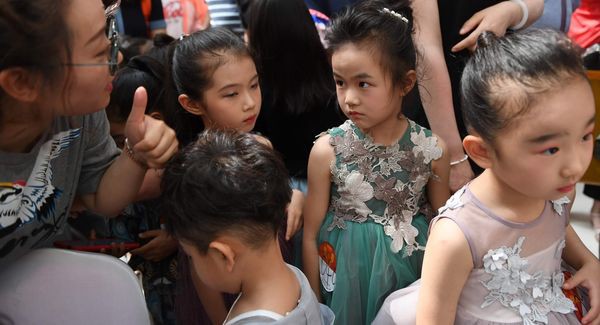 Nền công nghiệp người mẫu nhí tại Trung Quốc, nơi trẻ 4 tuổi phải làm việc 12 tiếng mỗi ngày - Ảnh 6.