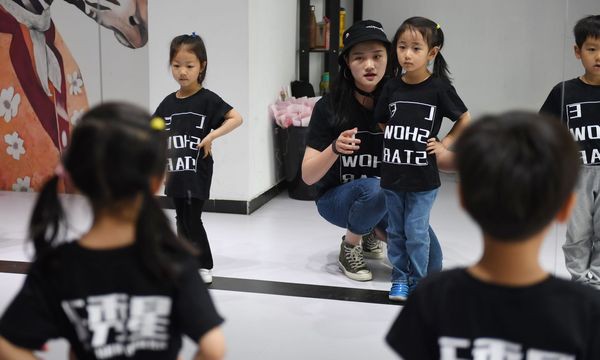 Nền công nghiệp người mẫu nhí tại Trung Quốc, nơi trẻ 4 tuổi phải làm việc 12 tiếng mỗi ngày - Ảnh 7.