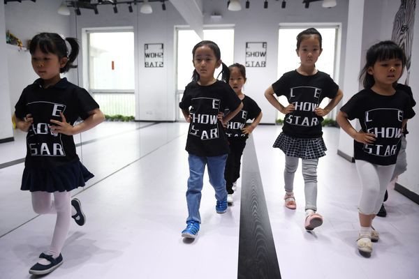 Nền công nghiệp người mẫu nhí tại Trung Quốc, nơi trẻ 4 tuổi phải làm việc 12 tiếng mỗi ngày - Ảnh 8.