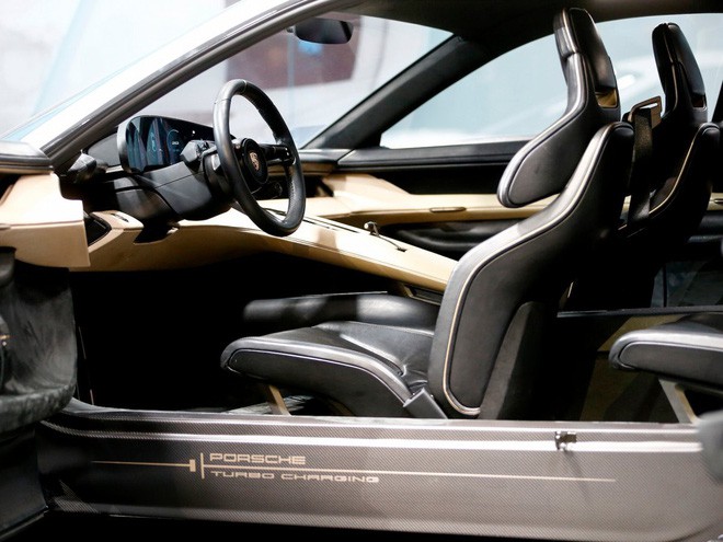 Siêu xe chạy điện Porsche Taycan lộ nội thất, cực kỳ đẳng cấp và khác biệt so với Tesla - Ảnh 8.