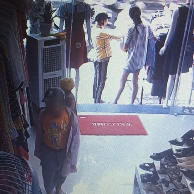 Clip: Nghi án mẹ đánh lạc hướng chủ shop quần áo để con nhỏ vào quầy trộm điện thoại ở Hà Nội - Ảnh 2.