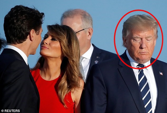Vẻ mặt của ông Donald Trump khi vợ có hành động thân mật với người khác khiến cư dân mạng thích thú - Ảnh 2.
