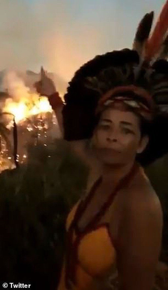 Dân bản địa Brazil gào khóc trước cảnh tượng rừng Amazon bốc cháy: Họ đang giết chết những dòng sông và nguồn sống của chúng tôi - Ảnh 1.