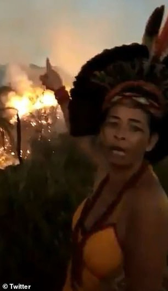 Dân bản địa Brazil gào khóc trước cảnh tượng rừng Amazon bốc cháy: Họ đang giết chết những dòng sông và nguồn sống của chúng tôi - Ảnh 2.