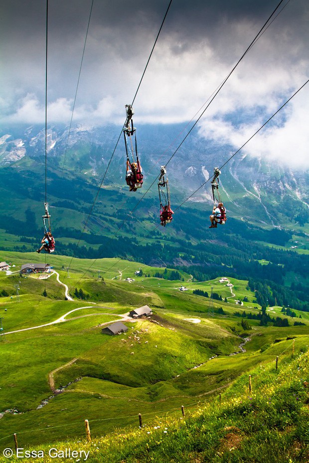Đoạn clip 4 triệu view quay trò trượt ròng rọc lơ lửng giữa núi Thuỵ Sĩ bị cư dân mạng “bóc mẽ”: “Đẹp thì đẹp, nhưng sao chậm thế?” - Ảnh 17.