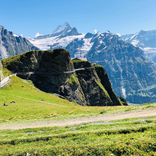 Đoạn clip 4 triệu view quay trò trượt ròng rọc lơ lửng giữa núi Thuỵ Sĩ bị cư dân mạng “bóc mẽ”: “Đẹp thì đẹp, nhưng sao chậm thế?” - Ảnh 9.