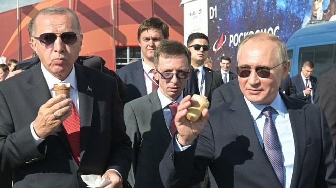 Từ Moscow: Lần đầu tiên trong lịch sử TT Putin cùng TT Erdogan dự MAKS 2019 - Vali hạt nhân kè bên cạnh, đoàn xe hộ tống áp sát - Ảnh 2.
