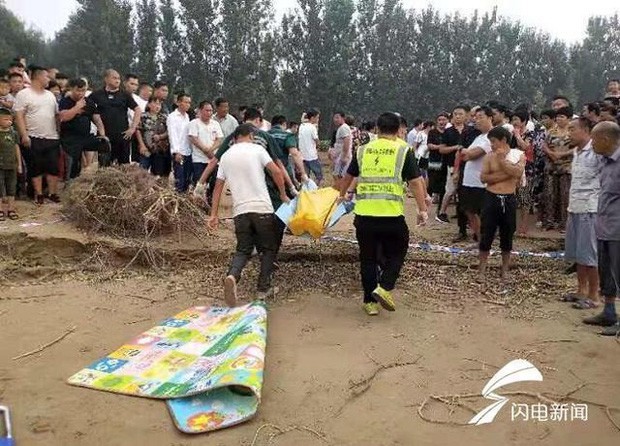 Tai nạn đuối nước thương tâm: 2 đứa trẻ trượt chân té sông, bố cùng bạn bè nhảy xuống cứu nhưng tất cả đều mất tích - Ảnh 2.