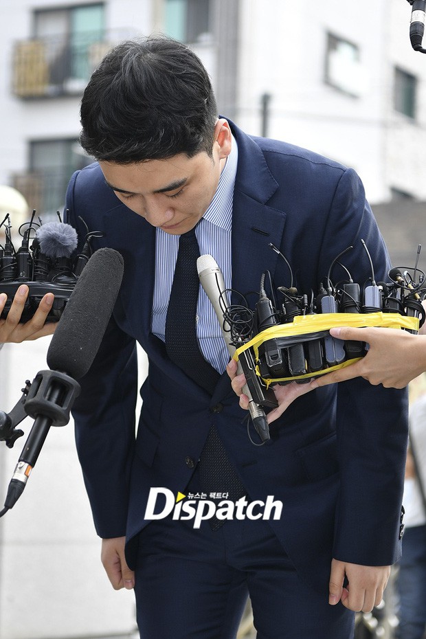 Sau 2 tháng, Seungri chính thức trình diện cảnh sát vì cáo buộc thứ 8: Cúi đầu xin lỗi, biểu cảm và sắc mặt gây chú ý - Ảnh 12.