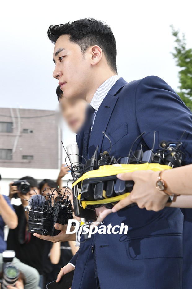 Sau 2 tháng, Seungri chính thức trình diện cảnh sát vì cáo buộc thứ 8: Cúi đầu xin lỗi, biểu cảm và sắc mặt gây chú ý - Ảnh 13.