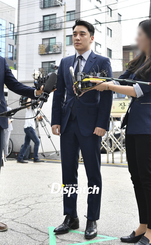 Sau 2 tháng, Seungri chính thức trình diện cảnh sát vì cáo buộc thứ 8: Cúi đầu xin lỗi, biểu cảm và sắc mặt gây chú ý - Ảnh 3.