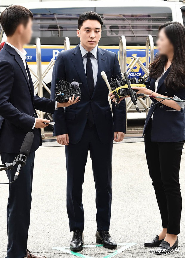 Sau 2 tháng, Seungri chính thức trình diện cảnh sát vì cáo buộc thứ 8: Cúi đầu xin lỗi, biểu cảm và sắc mặt gây chú ý - Ảnh 5.