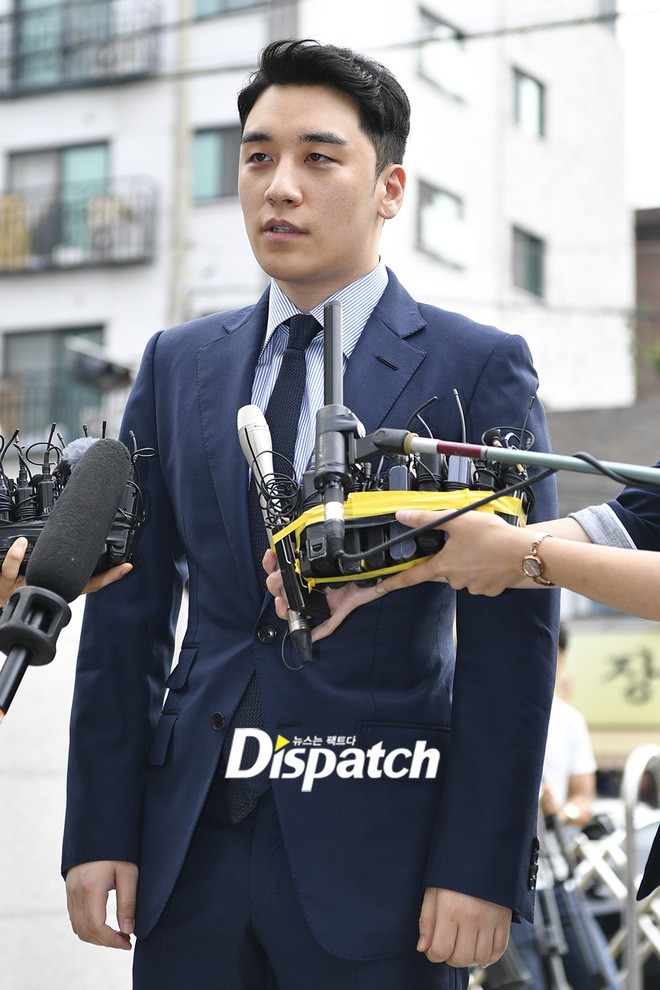 Sau 2 tháng, Seungri chính thức trình diện cảnh sát vì cáo buộc thứ 8: Cúi đầu xin lỗi, biểu cảm và sắc mặt gây chú ý - Ảnh 6.