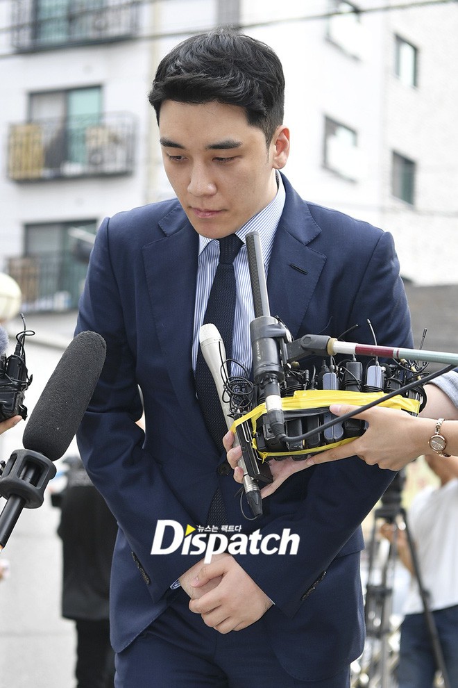 Sau 2 tháng, Seungri chính thức trình diện cảnh sát vì cáo buộc thứ 8: Cúi đầu xin lỗi, biểu cảm và sắc mặt gây chú ý - Ảnh 7.