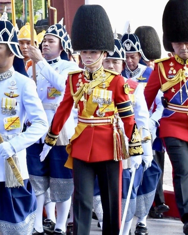 Hoàng hậu Thái Lan cực chất trong loạt khoảnh khắc đời thường, tình cảm mặn nồng với chồng không hề kém cạnh Hoàng quý phi - Ảnh 7.