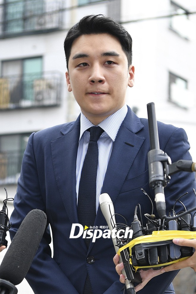 Sau 2 tháng, Seungri chính thức trình diện cảnh sát vì cáo buộc thứ 8: Cúi đầu xin lỗi, biểu cảm và sắc mặt gây chú ý - Ảnh 8.