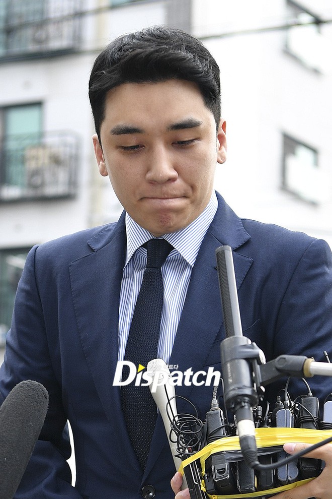 Sau 2 tháng, Seungri chính thức trình diện cảnh sát vì cáo buộc thứ 8: Cúi đầu xin lỗi, biểu cảm và sắc mặt gây chú ý - Ảnh 9.