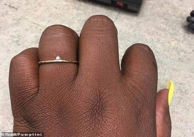 Được bạn trai 8 năm cầu hôn bằng nhẫn kim cương, cô gái đăng ảnh lên MXH lại khiến dân tình được phen tranh cãi - Ảnh 1.
