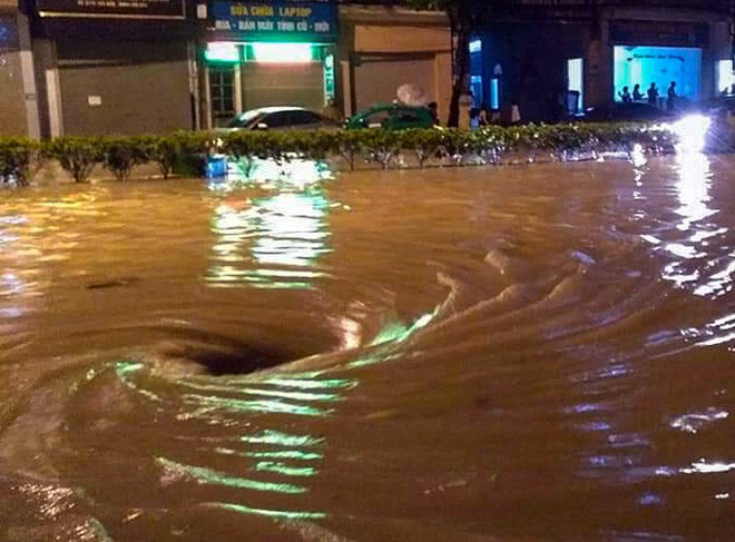 Cây đổ hàng loạt, đè trúng ô tô, hiện trường tan hoang ở Hà Nội và các tỉnh phía Bắc khi bão số 3 quét qua - Ảnh 1.