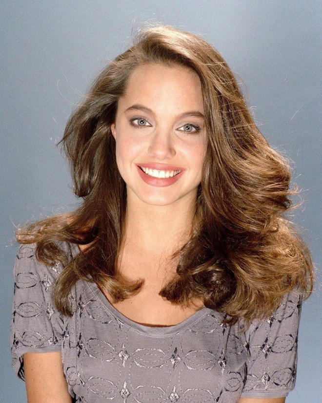 Before appearing with a skinny appearance, Angelina Jolie once fascinated thousands of people thanks to her hot and vibrant appearance - Photo 14.