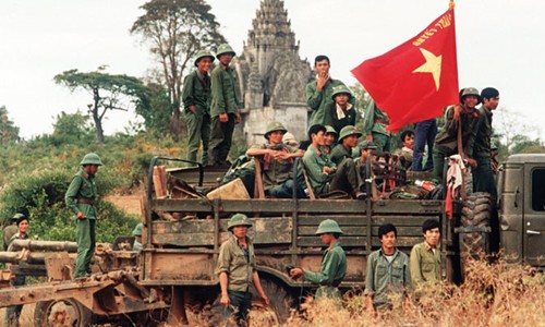 Soi đèn nhận mặt địch - ta: Trận giáp lá cà nghẹt thở trong đêm tối trên đất Campuchia - Ảnh 2.