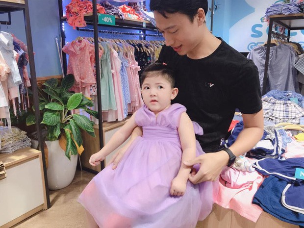 Hình ảnh em bé Lào Cai bụ bẫm đáng yêu trong bộ váy tím khi được bố nuôi bế khiến nhiều người chú ý - Ảnh 2.