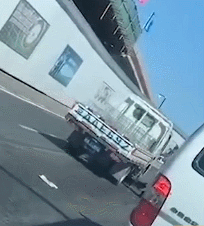 Người đàn ông trộm xe tải, đâm vào nhân viên kiểm tra hòng chạy trốn - Ảnh 1.