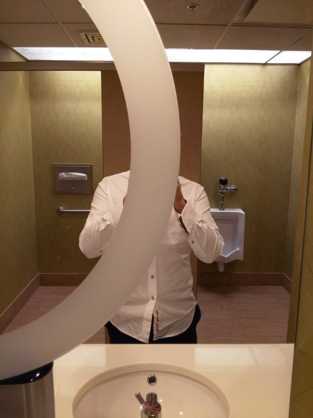 Những chiếc gương thần theo phong cách chả hiểu sao khiến bạn không muốn bước chân vào nhà vệ sinh lần nào nữa - Ảnh 9.