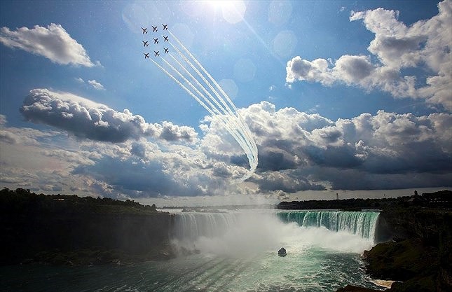 Phi đội Mũi tên đỏ trình diễn ngoạn mục trên thác Niagara - Ảnh 6.