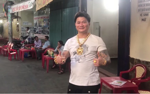 Cặp vợ chồng nói về việc đeo cả trăm lượng vàng đứng bán ốc ở Sài Gòn: Mình có tiền, có khả năng mua thì cứ đeo - Ảnh 1.