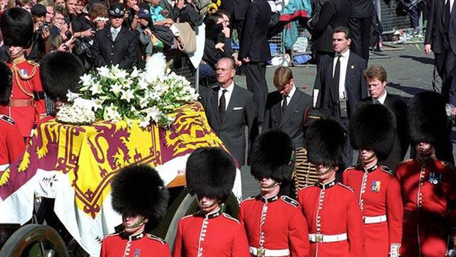 22 năm ngày mất của Công nương Diana quá cố: Nhiếp ảnh gia tiết lộ chi tiết đau lòng trong đám tang lịch sử - Ảnh 1.