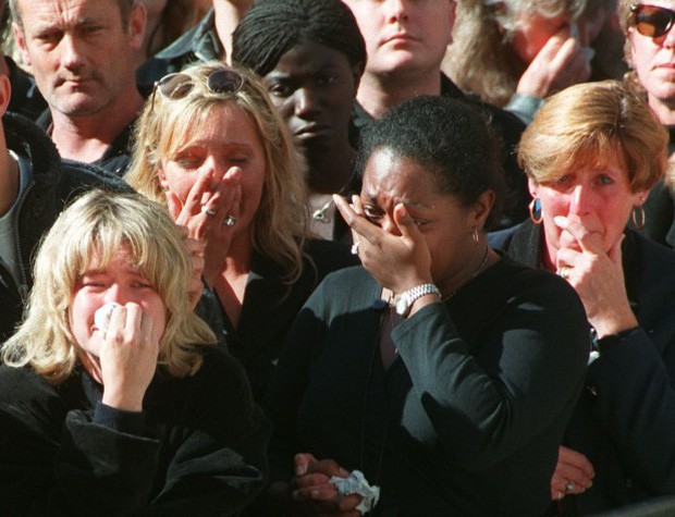 22 năm ngày mất của Công nương Diana quá cố: Nhiếp ảnh gia tiết lộ chi tiết đau lòng trong đám tang lịch sử - Ảnh 2.