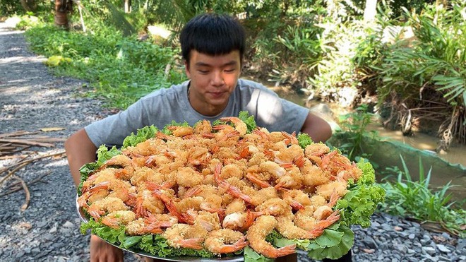 5 kênh du lịch - ẩm thực hot nhất miền Tây: Khoai Lang Thang sắp đạt nút vàng, một YouTuber trẻ tuổi khác đã làm được điều đó từ lâu - Ảnh 28.