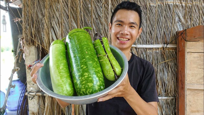 5 kênh du lịch - ẩm thực hot nhất miền Tây: Khoai Lang Thang sắp đạt nút vàng, một YouTuber trẻ tuổi khác đã làm được điều đó từ lâu - Ảnh 32.