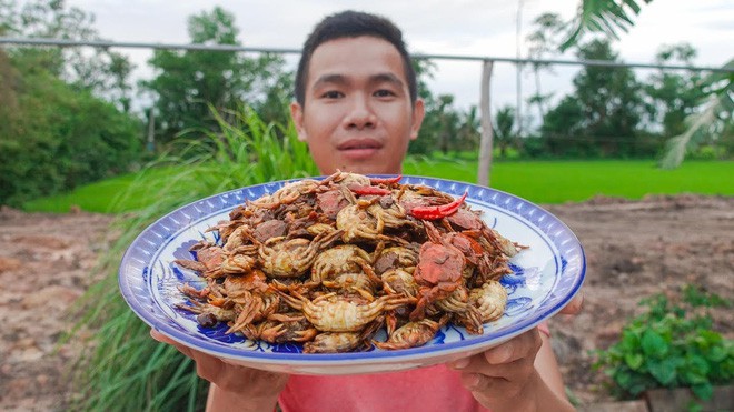 5 kênh du lịch - ẩm thực hot nhất miền Tây: Khoai Lang Thang sắp đạt nút vàng, một YouTuber trẻ tuổi khác đã làm được điều đó từ lâu - Ảnh 44.
