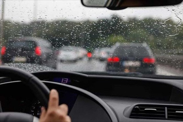 Những nguyên tắc vàng khi lái xe dưới trời mưa bão - Ảnh 1.