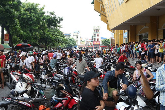 Sân Thiên Trường vỡ giá vé, đắt ngang tuyển Việt Nam đá - Ảnh 1.