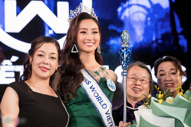 Bất ngờ với chức vụ khủng và dung mạo đời thường phúc hậu, quý phái của mẹ tân Hoa hậu thế giới Việt Nam - Lương Thùy Linh - Ảnh 2.